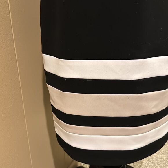 Tribal colorblock stripe lined pencil skirt. Back kick pleat. Size 6. - Picture 2 of 4
